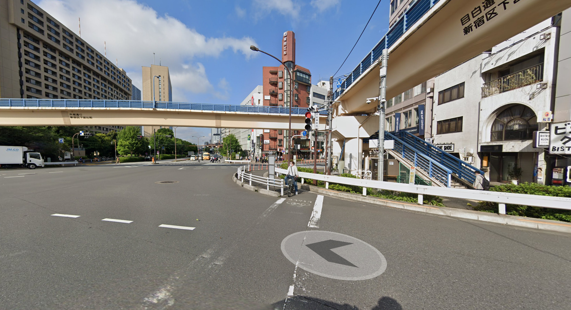 自転車横断帯を横断する歩行者が多そうな飯田橋交差点（画像引用：Googleマップ）   